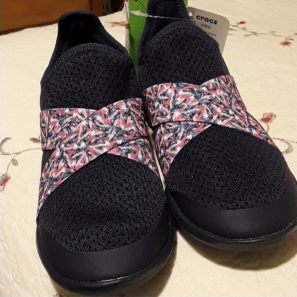 NWT Crocs Swiftwater Cross-Strap in Navy Blue/Jean Size 6